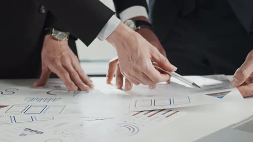 Geschäftspartner verhandeln und diskutieren Projektergebnisse