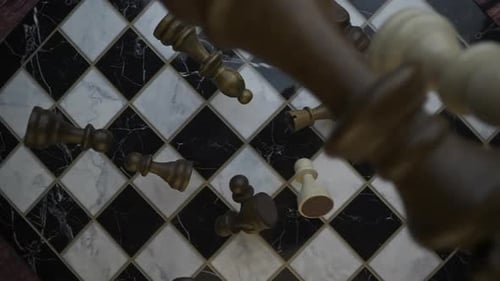 Las piezas de ajedrez caen sobre el tablero