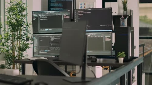 Telas de computador na mesa executando algoritmos de dados de código de programação