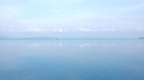 Bela piscina infinita que se estende até o oceano com pequenas ilhas à distância