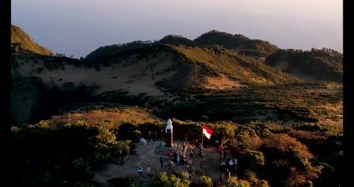 La magnifique vue sur le paysage depuis le mont Lawu au lever du soleil situé à Magetan