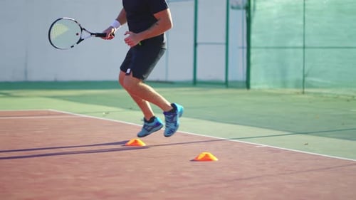 Training der Beine von Tennisspielern auf dem Platz