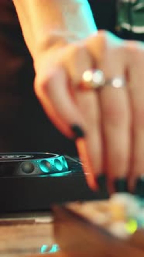 Vídeo vertical: Joven intérprete con electrónica de DJ y auriculares