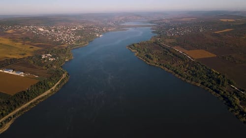der Flug der Drohne über einen wunderschönen See mit Dörfern und Ackerland