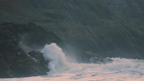 Unglaubliche Dramatisch Wellen, die in Zeitlupe mit steilen Klippen auf Felsen an der walisischen Gower-Küste prallen