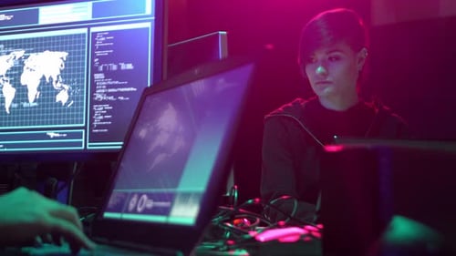 Des pirates informatiques recherchés codant un virus, un ransomware à l'aide d'ordinateurs portables et d'ordinateurs, cyberattaque, rupture du système et