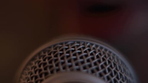 Images 4K d'un microphone et de la silhouette d'une bouche de beatboxing en arrière-plan.