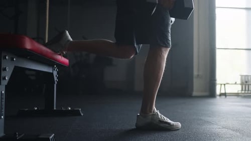 Körperliche Bewegung für die Beinmuskulatur Nahaufnahme der Beine eines athletischen Mannes bei sportlicher Aktivität im Fitnessstudio