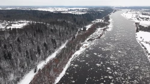 Luftaufnahme des frostigen Flussufers in der Winterlandschaft
