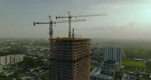 Sitio de construcción de una residencia de gran altura en un área urbana estadounidense Elevación de torres industriales