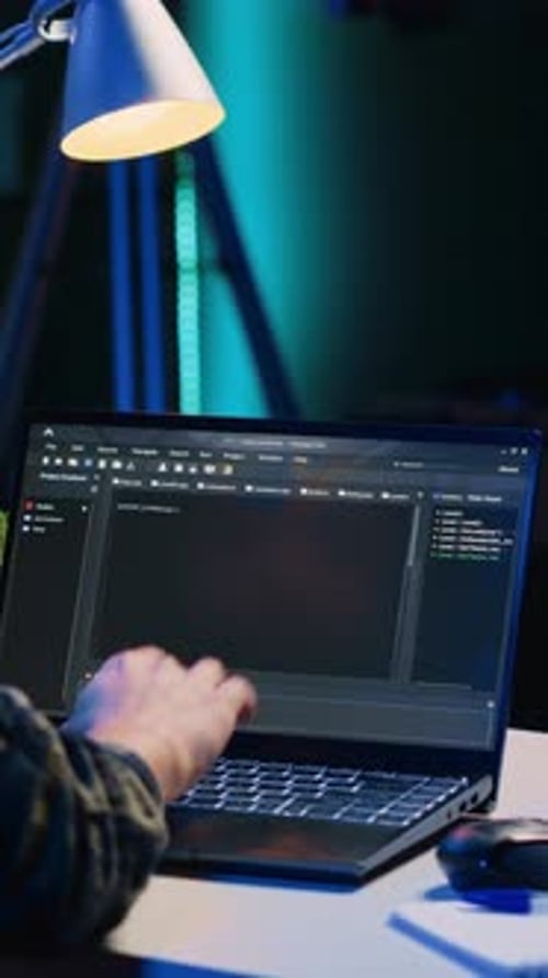 Vertikales Video: Selbstständiger IT-Spezialist, der von zu Hause aus an der Behebung von Datenbankfehlern arbeitet