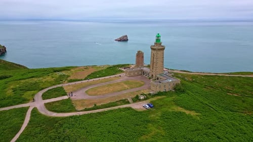Panorama-Drohnenbewegung rund um den Leuchtturm der Halbinsel Cap Fréhel, Côtes-d'Armor, Bretagne, Frankreich