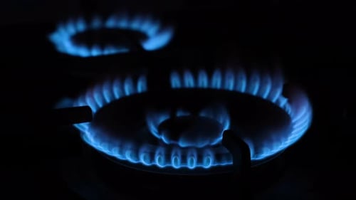 Eine blaue Flamme brennt auf dem Gasherd Kerosinofen auf schwarzem Hintergrund
