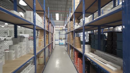 Prise de vue fluide de la marchandise et des pièces de rechange disposées sur les étagères