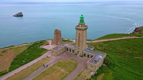 Nahaufnahme Drohne Leuchtturmkomplexes der Halbinsel Cap Fréhel in der Nähe einer Klippe am Meer, C