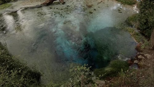 Tiefblaue Wasserquelle - die erstaunlichen natürlichen Gewässer. Malerischer Blick auf die natürliche Quelle in Albanien.
D