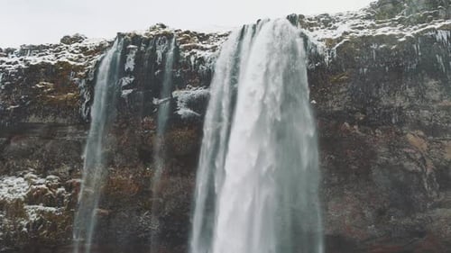 Mächtiger und schöner Wasserfall in Island