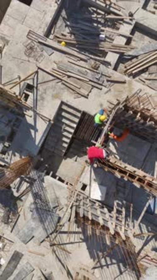 Vertikales Video: In der frühen Bauphase arbeiten Konstrukteure und Maschinen gemeinsam an einem neuen