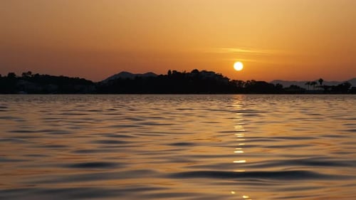 Céu laranja sobre a baía do mar.