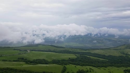 Filmmusik Drohnen-Zeitraffer, der durch dunkle Gewitterwolken fliegt