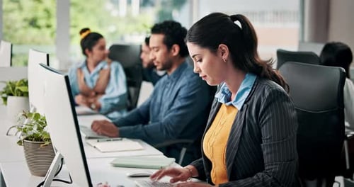 Oficina, coworking y mujer con computadora, mecanografía e investigación para un artículo en la redacción y creatividad
