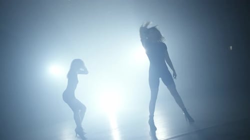 Zwei Frauen führen selbstbewusste und sexy Körperbewegungen aus