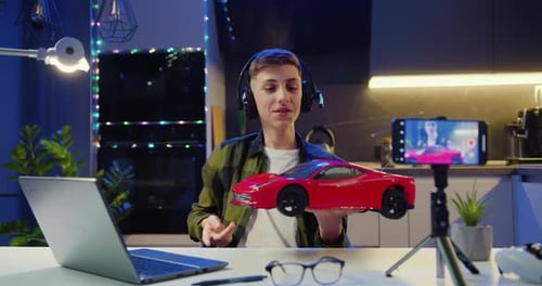 Chico adolescente feliz y guapo, sonriente, bloguero graba un Vídeo en un teléfono inteligente para una audiencia de Internet