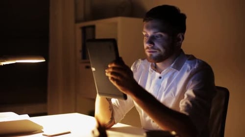 Conceito de negócios, excesso de trabalho, prazos e pessoas - Homem com computador tablet