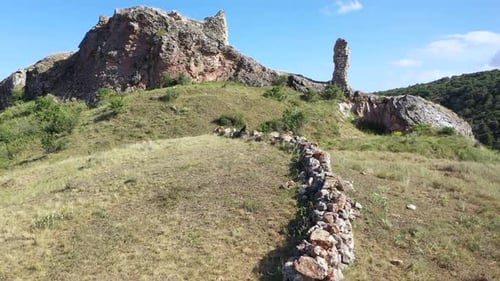 Vue aérienne de l'ancien château sur la montagne 2