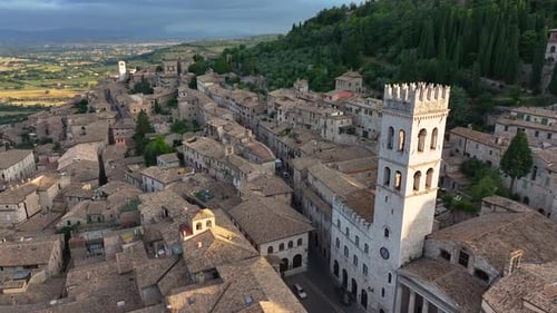 Vue aérienne de la Piazza Del Comune d'Assise et de l'église Santa Maria Sopra Minerva