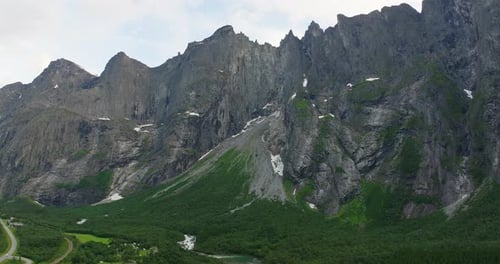Troll Wall, la plus haute paroi rocheuse d'Europe dans les pittoresques Alpes de Romsdal, en Norvège. Drone
