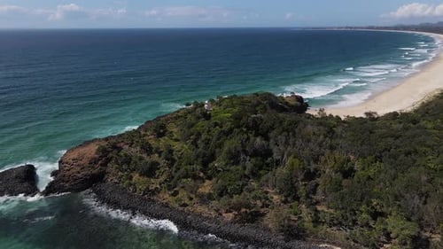 Farol de Fingal Head cercado por uma floresta exuberante - Fingal Head e Fingal Head Causeway no verão
