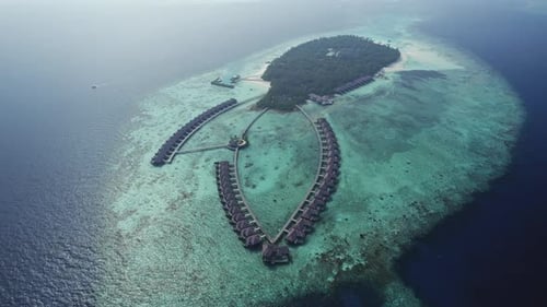 Ilha nas Maldivas com casas na água