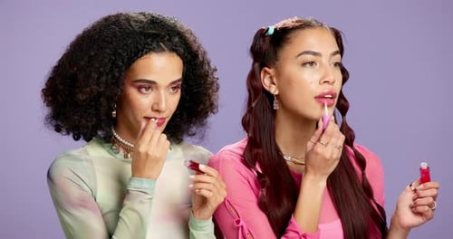 Kosmetik, Gesicht von Frauen und Lipgloss im Studio auftragen, Glanzfinish- und Farbprodukt für Schönheit