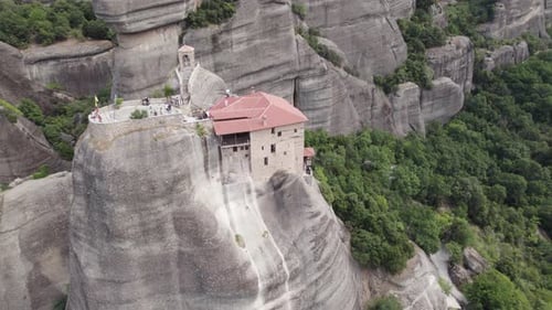 Monastère Saint-Nicolas d'Anapafsas au sommet d'un monolithe rocheux, site de l'UNESCO ; vue par Drone