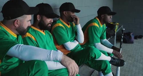 Estendendo o braço, segundo jogador, fazendo com que colegas de beisebol planejem jogar em um banco com suporte de bastões