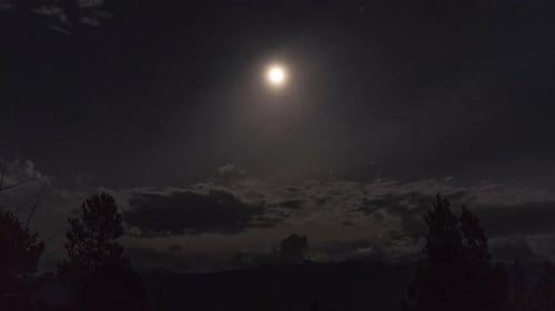 Zeitraffervideo eines Nachthimmels mit Vollmond. Zeitraffervideo des Vollmond-Nachthimmels bis zum Morgen