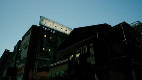Paisaje urbano al anochecer con ventanas iluminadas y cartelera en la azotea