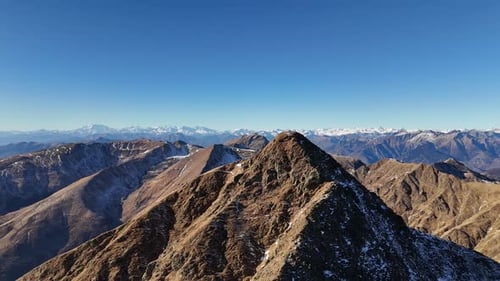 Le
Pizzo di Gino est une montagne de Lombardie, en Italie. Avec une altitude de 2 245 m