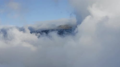 Weiße Wolken bedecken und verstecken den Vulkan Haleakala auf Maui Hawaii an einem bewölkten Tag. Drohnenansicht aus der Luft