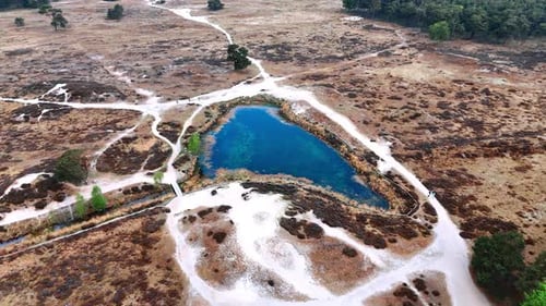 Lago azul calmo na reserva holandesa.