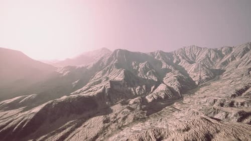Vista de las montañas afganas en la niebla