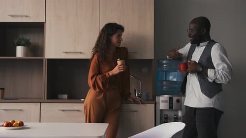 Junge Kollegen in der Kaffeepause
