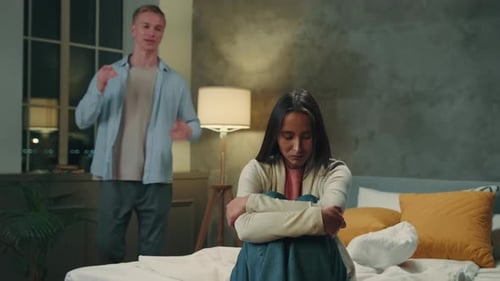 Couple multiracial se querelle dans la chambre à coucher la nuit