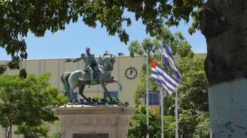 Ein Tagesblick auf die Statue von Capitain Gerardo Barrios im Herzen des historischen Viertels von Sa