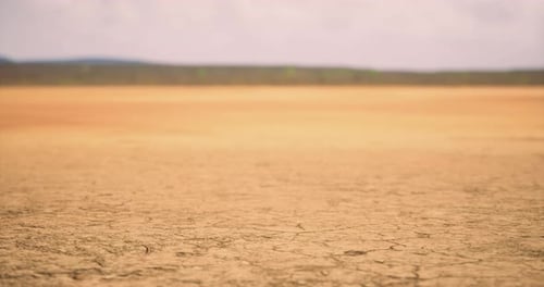 Огромный сухой ландшафт с трещинами на земле под облачным небом в отдаленном месте