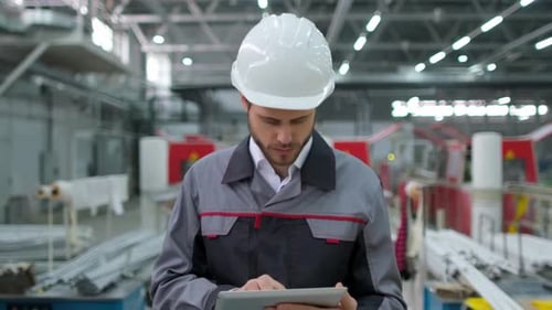 Arbeiter, Ingenieur, Mann mit Tablet in einer Fabrik, einer Produktionsanlage, einer Fabrik
