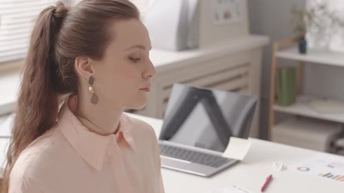 Jeune femme utilisant un smartphone sur le lieu de travail