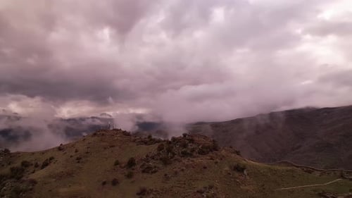 Vidéo aérienne au-dessus de la forteresse de Smbatabert en Arménie