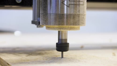 Fräsmaschine mit CNC-Schneiden des Holzwerkstücks